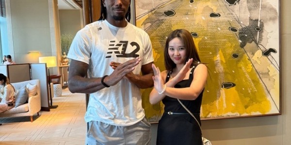 星空体育-媒体人分享与莱昂纳德合影：致敬中国功夫造型 🙇