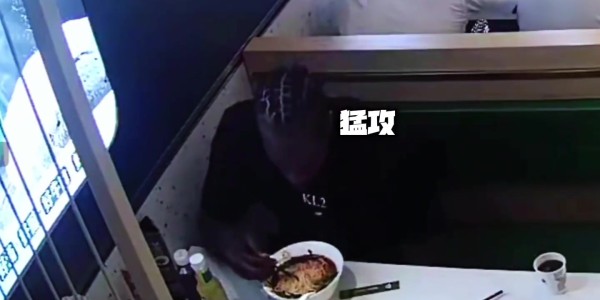 星空娱乐-莱昂纳德中国行光盘行动：店内品尝牛肉面，娴熟驾驭筷子获赞