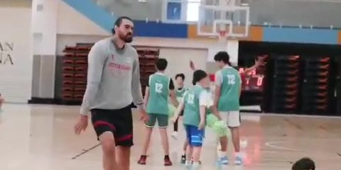 星空体育-亚当斯训练营上演震撼一幕，海王暴力隔扣年轻学员