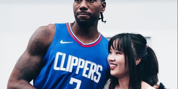 星空体育-媒体人分享与莱昂纳德合影：致敬中国功夫造型 🙇