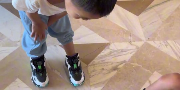 抽象派画家！糊糊涂涂描绘周琦 后者调侃：这太丑了吧