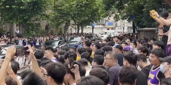 星空体育-人满为患！詹姆斯即将抵达活动地 现场挤满球迷